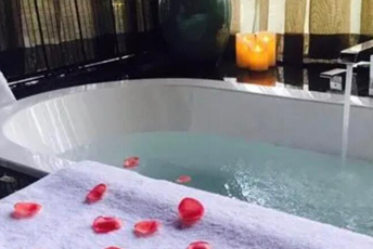 长沙雨花区水疗池中的失重冥想:当身体学会漂浮